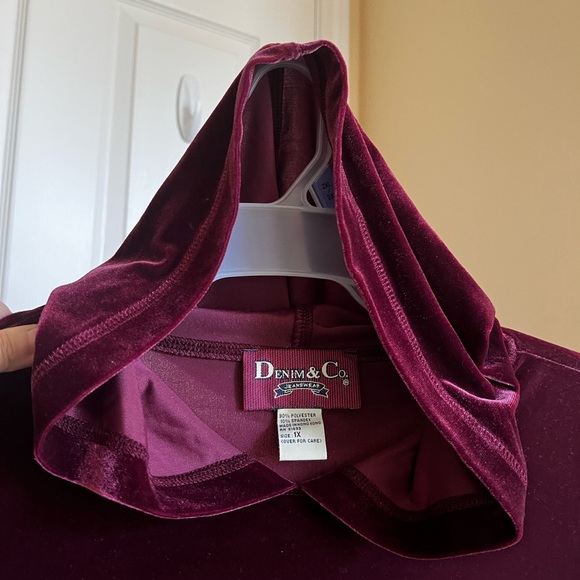 Velour, Denim & Company, Burgundy Tunic with Hood & Kangaroo pocket. - Picture 3 of 16